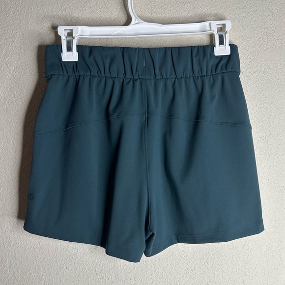 Lululemon On The Fly Short 2.5" Teal size 4 - Picture 4 of 5